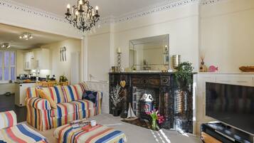 TV, fireplace