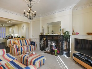 TV, fireplace - 2 bedroom accommodation in Aberdyfi (Aberdyfi)