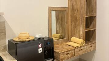 Habitación doble Deluxe, baño privado, vista al jardín | Interior