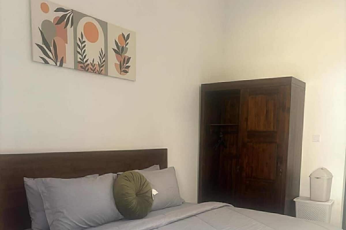 Standard-herbergi með tvíbreiðu rúmi - einkabaðherbergi - útsýni yfir garð | Skrifborð, vinnuaðstaða fyrir fartölvur, ókeypis þráðlaus nettenging