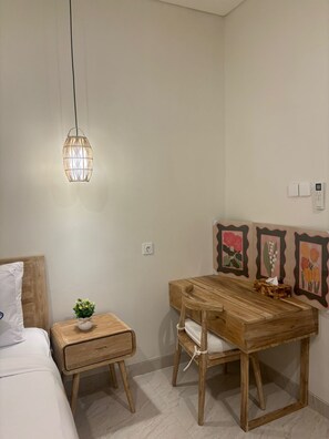Deluxe Double Room, Private Bathroom, Garden View | Desk, laptop workspace, free WiFi - The Paang Homestay (Pecatu)