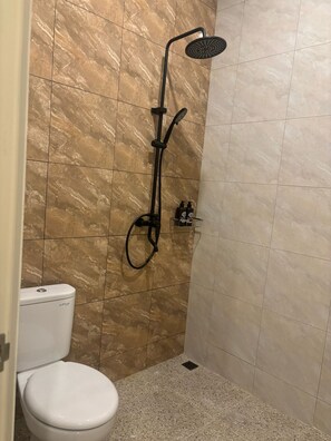 Deluxe-Doppelzimmer, eigenes Bad, Gartenblick | Badezimmer