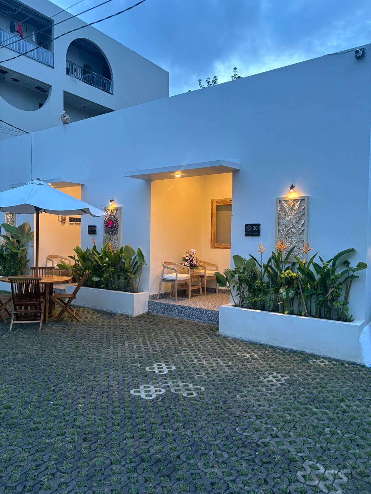 Deluxe-Doppelzimmer, eigenes Bad, Gartenblick | Speisen im Freien