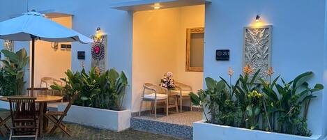 Chambre Double Deluxe, salle de bains privée, vue jardin | Restauration extérieure