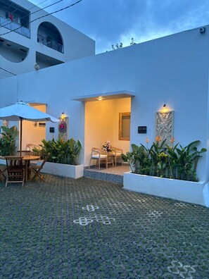 Deluxe Double Room, Private Bathroom, Garden View | Tempat makan luar