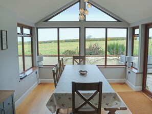 Dining - 5 bedroom accommodation in Llangrannog (Llangrannog)