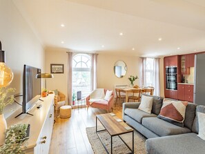 TV - 2 bedroom accommodation in Richmond (Richmond)