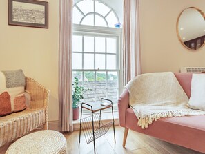 TV - 2 bedroom accommodation in Richmond (Richmond)