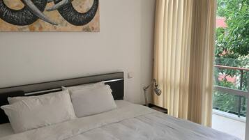 Iron/ironing board, WiFi, bed sheets