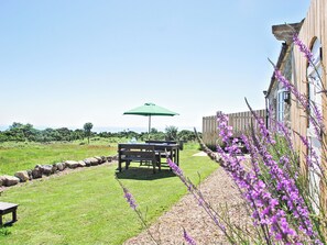 Outdoor dining - 1 bedroom accommodation in Ravenscar, near Whitby (Ravenscar, near Whitby)