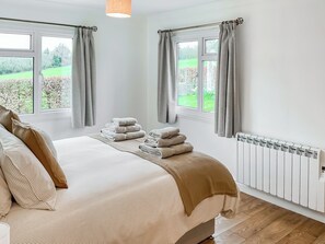 3 bedrooms, free WiFi - 3 bedroom accommodation in Winsham, near Chard (Winsham, near Chard)