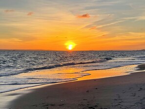 A beach with waves at sunset. - Sarah's Island Retreat (Hayling Island)