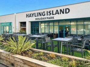 Outdoor dining - Sarah's Island Retreat (Hayling Island)