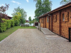 Outdoor dining - A wonderful lakeside escape for all ages. (Horncastle)