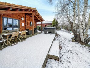 Outdoor dining - A wonderful lakeside escape for all ages. (Horncastle)