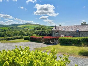 Property grounds - 3 bedroom accommodation in Boncath (Boncath)