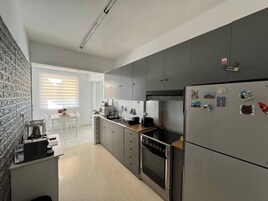 Apartment, 3 Bedrooms, Balcony, Mountain View | Interior