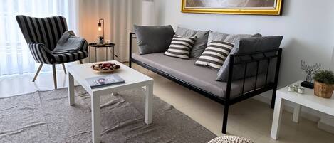 Apartment, 3 Bedrooms, Balcony, Mountain View | Living area