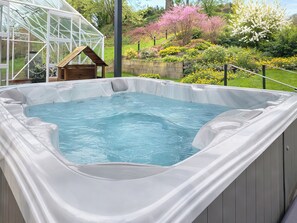 Outdoor spa tub - 6 bedroom accommodation in Blandford Forum (Blandford Forum)