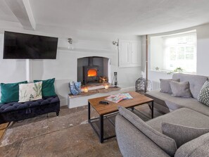 Televisión y chimenea 