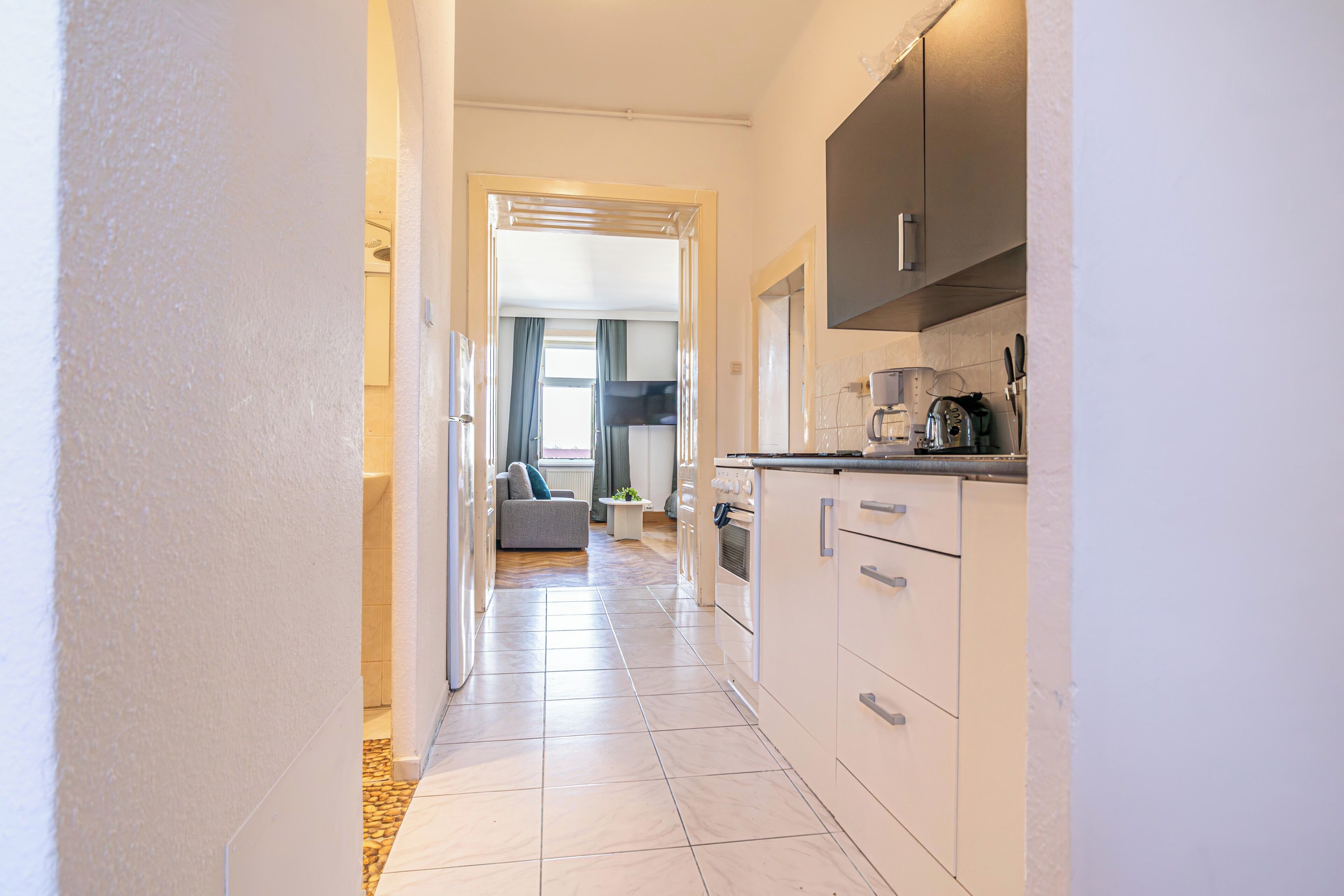 Basic Room | Private kitchen | Fridge, microwave, oven, stovetop