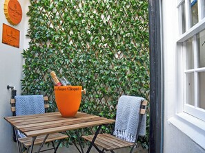Outdoor dining - 2 bedroom accommodation in Whitby (Whitby)