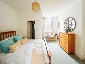 Free WiFi - Sea Haven is a one bedroom apartment in Paignton, just steps from the seafront. (Paignton)