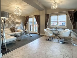 TV - 2 bedroom accommodation in Glasgow (Glasgow)