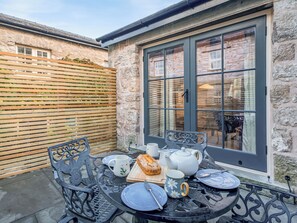 Outdoor dining - 2 bedroom accommodation in Silverdale (Silverdale)