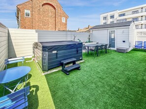 Outdoor dining - 5 bedroom accommodation in Worthing (Worthing)