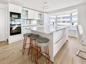 Dishwasher, high chair - 5 bedroom accommodation in Worthing (Worthing)