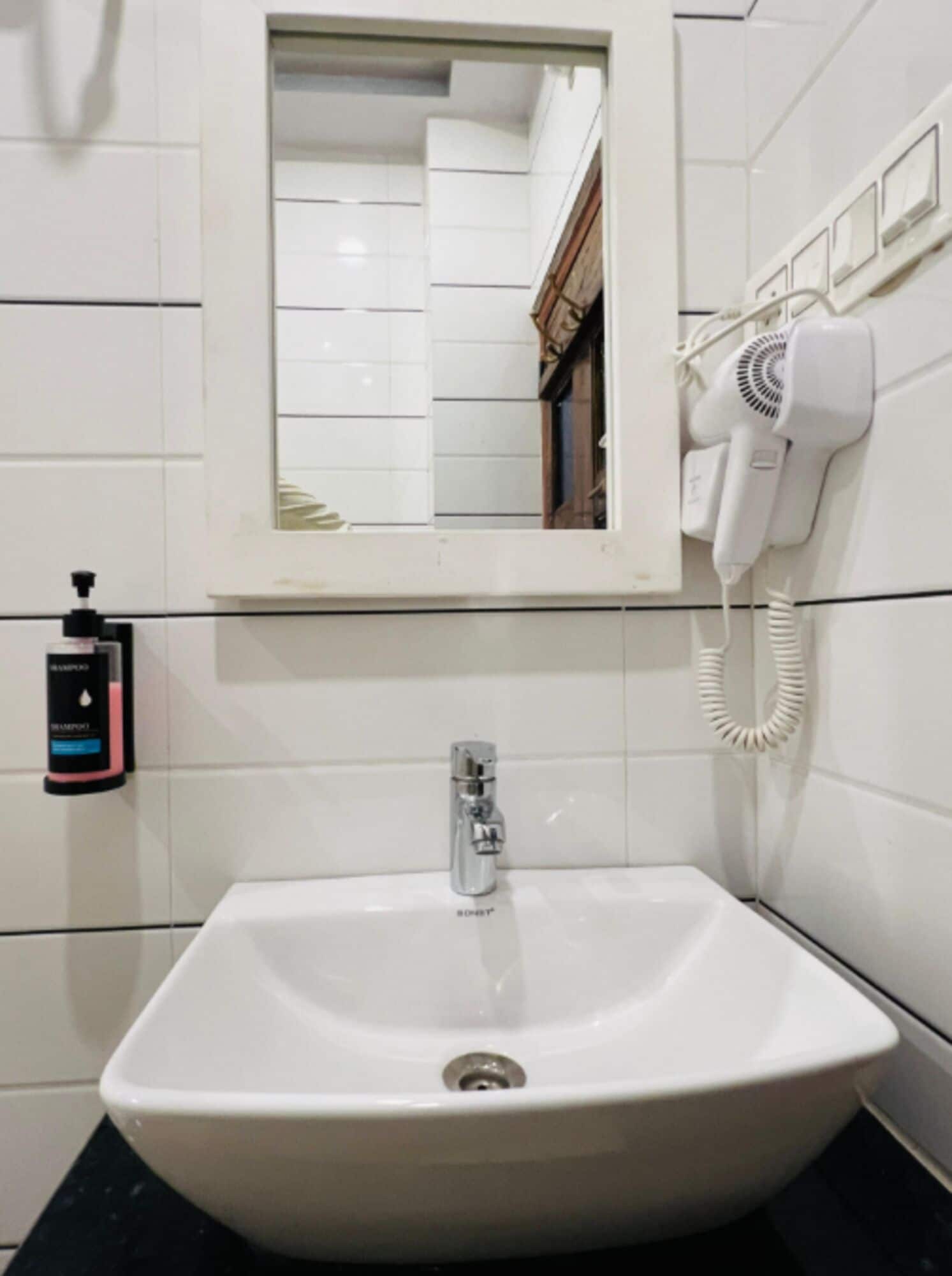 Rom – deluxe, byutsikt | Bad | Dusj, toalettartikler (inkludert), tøfler og håndklær