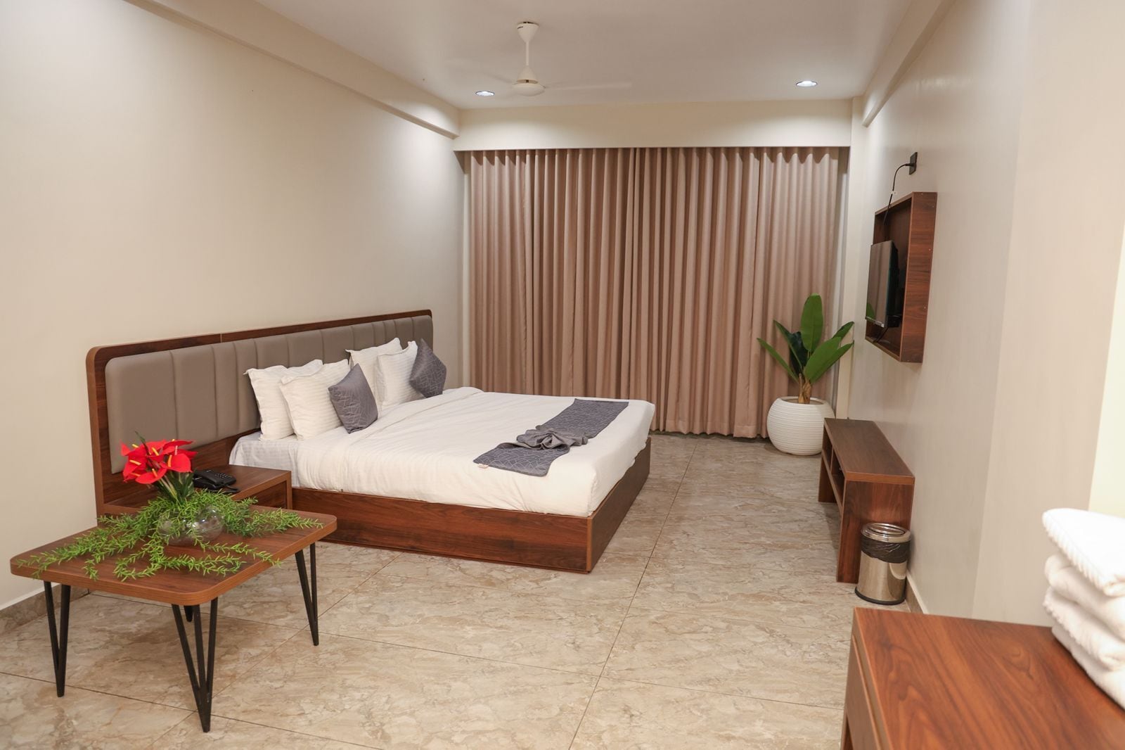 Deluxe Single Room | Free WiFi, bed sheets