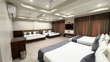 Family Room | Laptop workspace, free WiFi, bed sheets