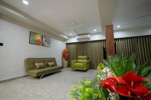 Living area - Hotel Kesharinandan (Botad)