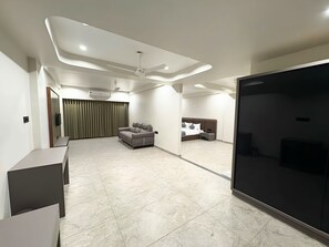 Room | Ruang kerja komputer riba, Wi-fi percuma, cadar katil 