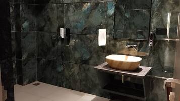 Habitación exclusiva | Baño | Toallas, jabón, champú y papel higiénico