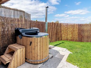 Outdoor spa tub - Harans Vardo - UK42959 (Altham)