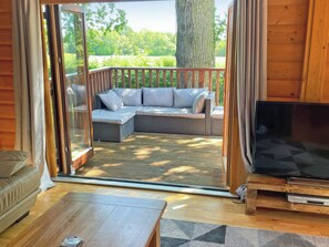 TV - 4 bedroom accommodation in Kenwick, near Louth (Kenwick, near Louth)