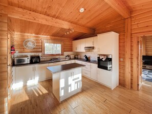 Private kitchen - 4 bedroom accommodation in Kenwick, near Louth (Kenwick, near Louth)