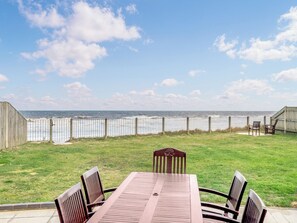 Outdoor dining - 3 bedroom accommodation in Bacton (Bacton)
