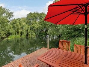 Outdoor dining - 4 bedroom accommodation in Baston, near Stamford (Baston, near Stamford)