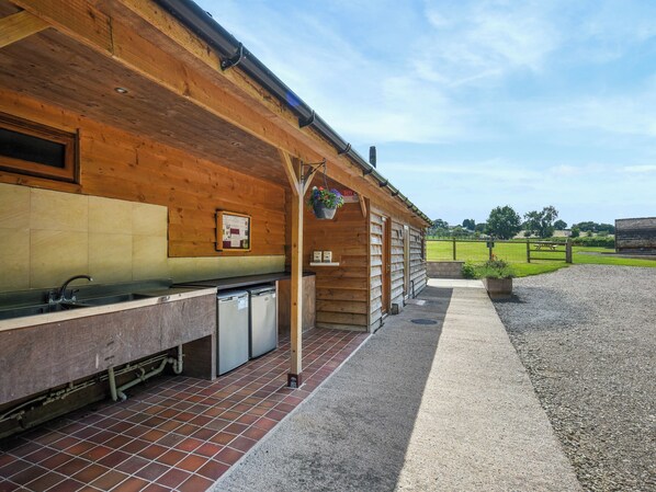 Ein rustikales Holzhaus mit Küchenzeile, einschließlich Spüle und Kühlschrank.