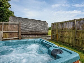 Outdoor spa tub - Willow - Glamping Pod - UK49947 (Oswestry)