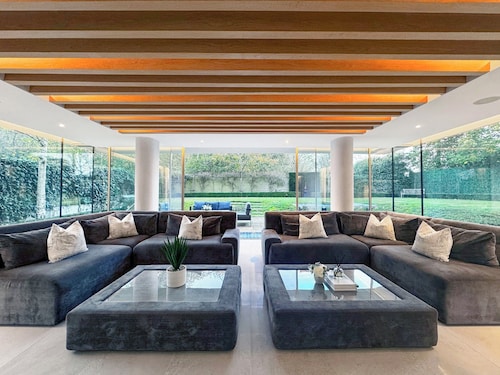 6 bedroom accommodation in Radlett