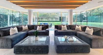 6 bedroom accommodation in Radlett