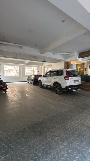 Free self-parking - HOTEL FALLS STREET BY DC HILLS (Rishikesh)
