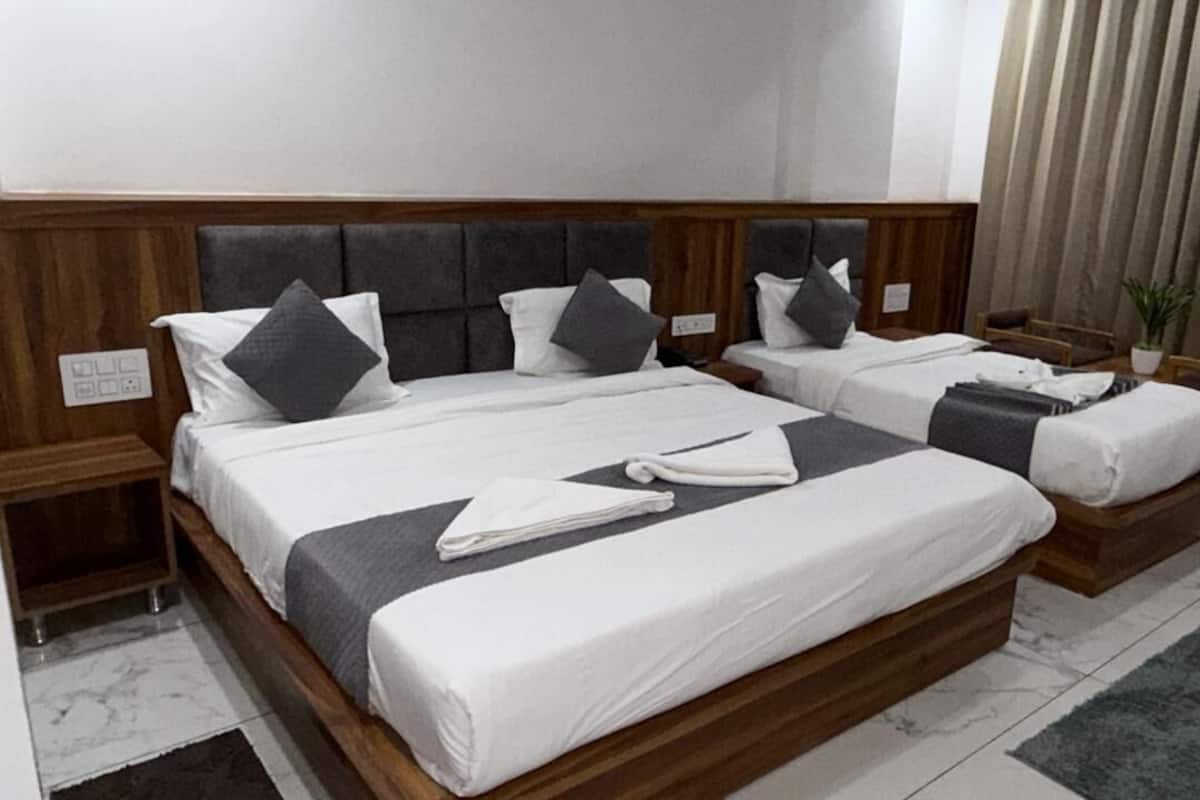 Family Room | Egyptian cotton sheets, premium bedding, memory foam beds, desk