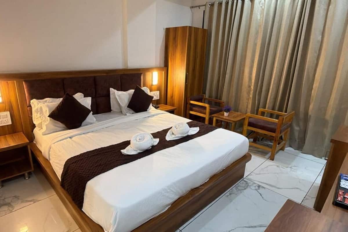 Deluxe Room | Egyptian cotton sheets, premium bedding, memory foam beds, desk