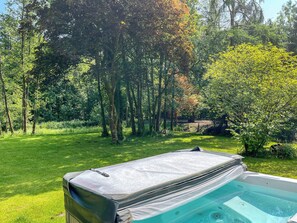 Outdoor spa tub - 5 bedroom accommodation in Ulverston (Ulverston)